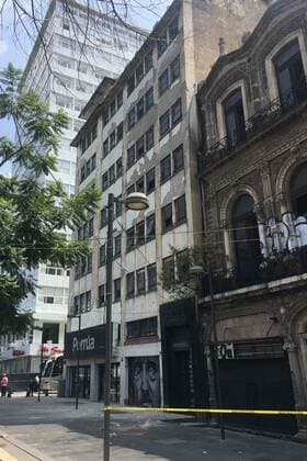Schweres Erdbeben erschüttert Mexiko September 19, 2017 - EUM20170919NAC25.JPG.CIUDAD DE MEXICO EarthquakeSismo-CDMX.- Tras el sismo que sacudio a la Ciudad de Mexico este martes, 19 de septiembre de 2017, edificios en distintos puntos de esta capital colapsaron y otros mas presentaron danos en diversos grados. En la imagen, un edificio en el Centro Historico de esta capital. Foto: Agencia EL UNIVERSALEnrique VegaEVZ  - ZUMAu78_ 20170919_zaf_u78_034 Copyright: xElxUniversalx