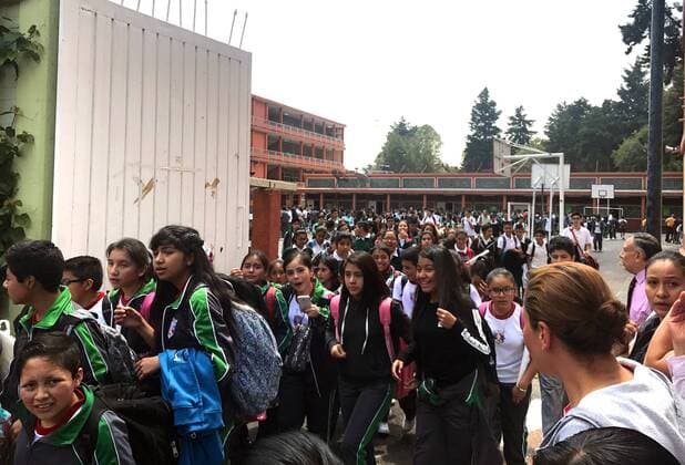 Schweres Erdbeben erschüttert Mexiko (170919) -- MEXICO CITY, Sept. 19, 2017 -- Image taken with a mobile device shows students are evacuated after an earthquake in Mexico City, capital of Mexico, on Sept. 19, 2017. A 7.1-magnitude earthquake hit the central state of Morelos in Mexico on Tuesday, according to the National Seismological Service (SSN). ) (ce) MEXICO-MEXICO CITY-EARTHQUAKE SalvadorxRodriguez 