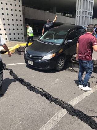 View of a crack in the pavement following a magnitude 7 earthquake on the Richter scale that shook the Mexican capital today and caused panic scenes just as 32 years of power earthquake that caused thousands of deaths in Mexico City, Mexico, 19 September 2017. At least 49 people died in Morelos, Mexico and Puebla, after the magnitude 7 earthquake. At least 49 people died after an earthquake in Mexico !ACHTUNG: NUR REDAKTIONELLE NUTZUNG!  Copyright: xAlexxCruzx MEX40 20170919-636414603574257445