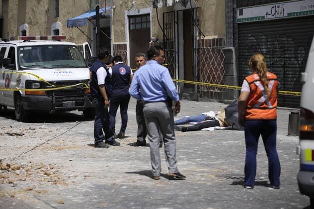 Emergency personnel lift the bodies of two people after a magnitude 7 earthquake on the Richter scal, in Puebla, Mexico, on 19 September 2017, just 32 years after a power earthquake that caused thousands of deaths in Mexico City, Mexico. At least 49 people died in Morelos, Mexico and Puebla, after the magnitude 7 earthquake. At least 49 people died after an earthquake in Mexico !ACHTUNG: NUR REDAKTIONELLE NUTZUNG!  Copyright: xFranciscoxGuascox MEX40 20170919-636414608672961445