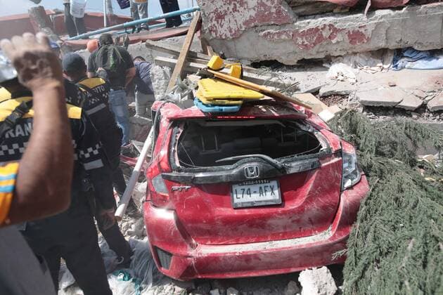 Hundred of Mexican try to rescue survivors on collapsed buildings after a magnitude 7.1 earthquake on the Richter scale in Mexico City, Mexico, 19 September 2017. At least 79 people lost their lives in the states of Morelos, Puebla and Mexico by the earthquake of magnitude 7.1 on the Richter scale. At least 79 dead after a magnitude 7.1 earthquake in Mexico !ACHTUNG: NUR REDAKTIONELLE NUTZUNG!  Copyright: xJorgexDanxLópezx MEX40 20170920-636414624769030354