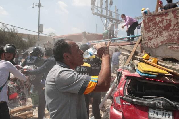 Hundred of Mexican try to rescue survivors on collapsed buildings after a magnitude 7.1 earthquake on the Richter scale in Mexico City, Mexico, 19 September 2017. At least 79 people lost their lives in the states of Morelos, Puebla and Mexico by the earthquake of magnitude 7.1 on the Richter scale. At least 79 dead after a magnitude 7.1 earthquake in Mexico !ACHTUNG: NUR REDAKTIONELLE NUTZUNG!  Copyright: xJorgexDanxLópezx MEX40 20170920-636414624790090084