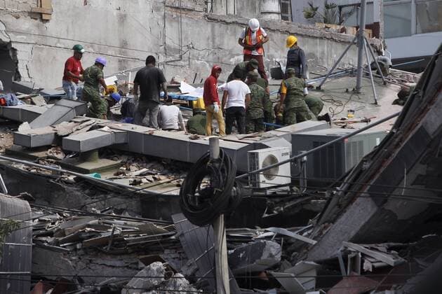 Hundred of Mexican try to rescue survivors on collapsed buildings after a magnitude 7.1 earthquake on the Richter scale in Mexico City, Mexico, 19 September 2017. At least 79 people lost their lives in the states of Morelos, Puebla and Mexico by the earthquake of magnitude 7.1 on the Richter scale. At least 79 dead after a magnitude 7.1 earthquake in Mexico !ACHTUNG: NUR REDAKTIONELLE NUTZUNG!  Copyright: xSáshenkaxGutiérrezx MEX40 20170920-636414637326088366