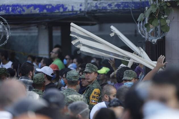 People try to rescue survivors from a collapsed building after a magnitude 7.1 earthquake on the Richter scale in Mexico City, Mexico, 19 September 2017. At least 119 people lost their lives in the states of Morelos, Puebla and Mexico by the earthquake of magnitude 7.1 on the Richter scale. At least 119 dead after a magnitude 7.1 earthquake in Mexico !ACHTUNG: NUR REDAKTIONELLE NUTZUNG!  Copyright: xJoséxMéndezx MEX60 20170920-636414680809237749