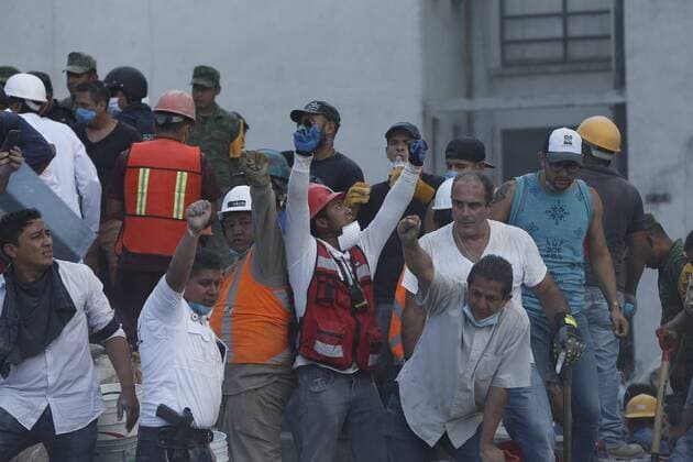 People try to rescue survivors from a collapsed building after a magnitude 7.1 earthquake on the Richter scale in Mexico City, Mexico, 19 September 2017. At least 119 people lost their lives in the states of Morelos, Puebla and Mexico by the earthquake of magnitude 7.1 on the Richter scale. At least 119 dead after a magnitude 7.1 earthquake in Mexico !ACHTUNG: NUR REDAKTIONELLE NUTZUNG!  Copyright: xJoséxMéndezx MEX60 20170920-636414680849485749