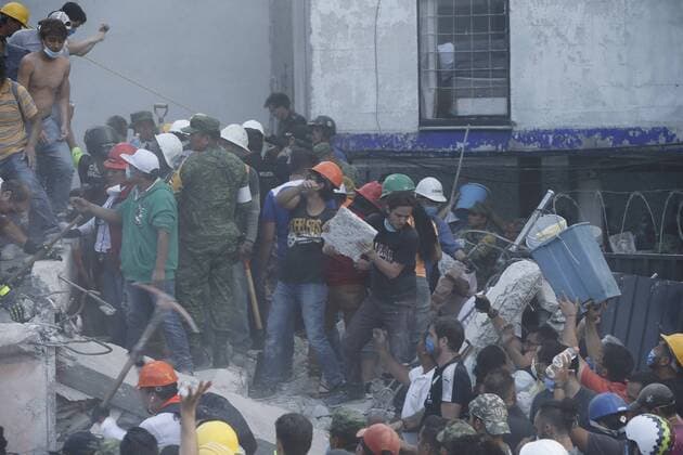 People try to rescue survivors from a collapsed building after a magnitude 7.1 earthquake on the Richter scale in Mexico City, Mexico, 19 September 2017. At least 119 people lost their lives in the states of Morelos, Puebla and Mexico by the earthquake of magnitude 7.1 on the Richter scale. At least 119 dead after a magnitude 7.1 earthquake in Mexico !ACHTUNG: NUR REDAKTIONELLE NUTZUNG!  Copyright: xJoséxMéndezx MEX60 20170920-636414680861341749
