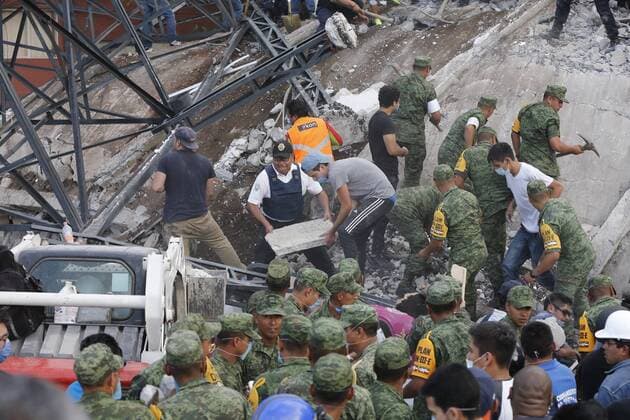 People try to rescue survivors from a collapsed building after a magnitude 7.1 earthquake on the Richter scale in Mexico City, Mexico, 19 September 2017. At least 119 people lost their lives in the states of Morelos, Puebla and Mexico by the earthquake of magnitude 7.1 on the Richter scale. At least 119 dead after a magnitude 7.1 earthquake in Mexico !ACHTUNG: NUR REDAKTIONELLE NUTZUNG!  Copyright: xJoséxMéndezx MEX60 20170920-636414680871325749