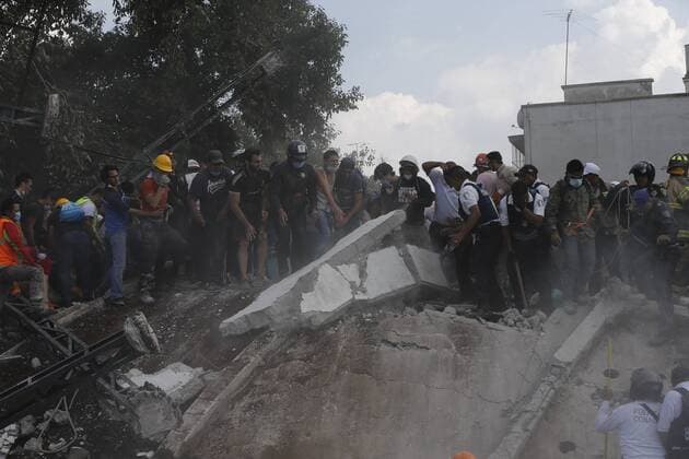 People try to rescue survivors from a collapsed building after a magnitude 7.1 earthquake on the Richter scale in Mexico City, Mexico, 19 September 2017. At least 119 people lost their lives in the states of Morelos, Puebla and Mexico by the earthquake of magnitude 7.1 on the Richter scale. At least 119 dead after a magnitude 7.1 earthquake in Mexico !ACHTUNG: NUR REDAKTIONELLE NUTZUNG!  Copyright: xJoséxMéndezx MEX60 20170920-636414681498445749