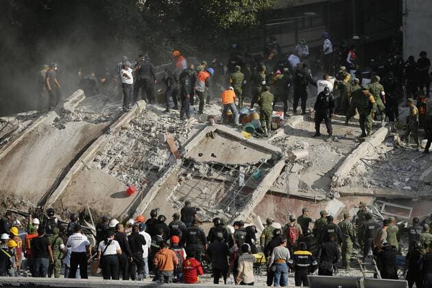 People try to rescue survivors from a collapsed building after a magnitude 7.1 earthquake on the Richter scale in Mexico City, Mexico, 19 September 2017. At least 119 people lost their lives in the states of Morelos, Puebla and Mexico by the earthquake of magnitude 7.1 on the Richter scale. At least 119 dead after a magnitude 7.1 earthquake in Mexico !ACHTUNG: NUR REDAKTIONELLE NUTZUNG!  Copyright: xJoséxMéndezx MEX60 20170920-636414681508741749