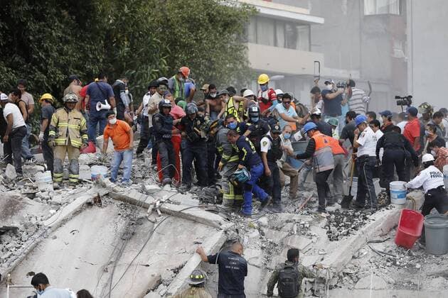 People try to rescue survivors from a collapsed building after a magnitude 7.1 earthquake on the Richter scale in Mexico City, Mexico, 19 September 2017. At least 119 people lost their lives in the states of Morelos, Puebla and Mexico by the earthquake of magnitude 7.1 on the Richter scale. At least 119 dead after a magnitude 7.1 earthquake in Mexico !ACHTUNG: NUR REDAKTIONELLE NUTZUNG!  Copyright: xJoséxMéndezx MEX60 20170920-636414681523717749