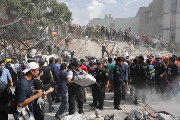 People try to rescue survivors from a collapsed building after a magnitude 7.1 earthquake on the Richter scale in Mexico City, Mexico, 19 September 2017. At least 119 people lost their lives in the states of Morelos, Puebla and Mexico by the earthquake of magnitude 7.1 on the Richter scale. At least 119 dead after a magnitude 7.1 earthquake in Mexico !ACHTUNG: NUR REDAKTIONELLE NUTZUNG!  Copyright: xJoséxMéndezx MEX60 20170920-636414681547741749