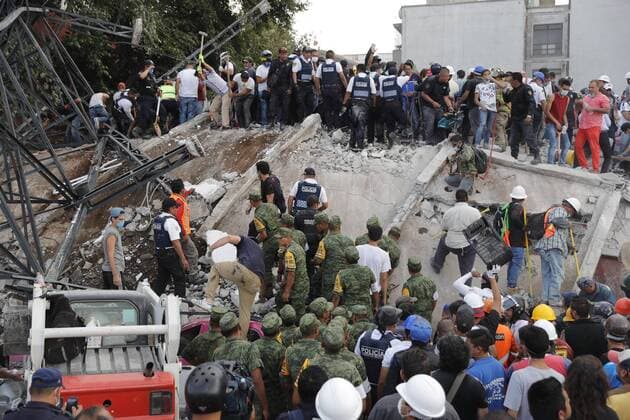 People try to rescue survivors from a collapsed building after a magnitude 7.1 earthquake on the Richter scale in Mexico City, Mexico, 19 September 2017. At least 119 people lost their lives in the states of Morelos, Puebla and Mexico by the earthquake of magnitude 7.1 on the Richter scale. At least 119 dead after a magnitude 7.1 earthquake in Mexico !ACHTUNG: NUR REDAKTIONELLE NUTZUNG!  Copyright: xJoséxMéndezx MEX60 20170920-636414681561157749