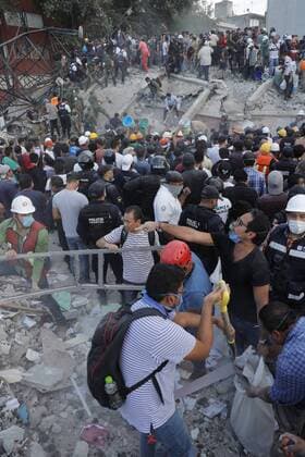 People try to rescue survivors from a collapsed building after a magnitude 7.1 earthquake on the Richter scale in Mexico City, Mexico, 19 September 2017. At least 119 people lost their lives in the states of Morelos, Puebla and Mexico by the earthquake of magnitude 7.1 on the Richter scale. At least 119 dead after a magnitude 7.1 earthquake in Mexico !ACHTUNG: NUR REDAKTIONELLE NUTZUNG!  Copyright: xJoséxMéndezx MEX60 20170920-636414681573169749