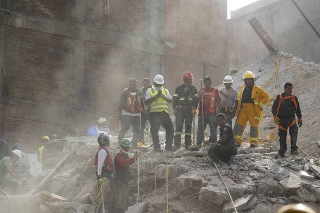 Emergency personnel try to rescue survivors from a collapsed building after a magnitude 7.1 earthquake on the Richter scale in Mexico City, Mexico, 19 September 2017. At least 119 people lost their lives in the states of Morelos, Puebla and Mexico by the earthquake of magnitude 7.1 on the Richter scale. At least 119 dead after a magnitude 7.1 earthquake in Mexico !ACHTUNG: NUR REDAKTIONELLE NUTZUNG!  Copyright: xSáshenkaxGutiérrezx MEX70 20170920-636414702851903132