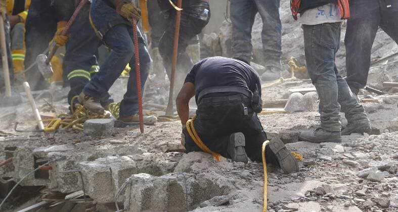 Emergency personnel try to rescue survivors from a collapsed building after a magnitude 7.1 earthquake on the Richter scale in Mexico City, Mexico, 19 September 2017. At least 119 people lost their lives in the states of Morelos, Puebla and Mexico by the earthquake of magnitude 7.1 on the Richter scale. At least 119 dead after a magnitude 7.1 earthquake in Mexico !ACHTUNG: NUR REDAKTIONELLE NUTZUNG!  Copyright: xSáshenkaxGutiérrezx MEX70 20170920-636414702867347132