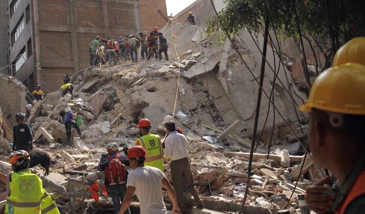 Emergency personnel try to rescue survivors from a collapsed building after a magnitude 7.1 earthquake on the Richter scale in Mexico City, Mexico, 19 September 2017. At least 119 people lost their lives in the states of Morelos, Puebla and Mexico by the earthquake of magnitude 7.1 on the Richter scale. At least 119 dead after a magnitude 7.1 earthquake in Mexico !ACHTUNG: NUR REDAKTIONELLE NUTZUNG!  Copyright: xSáshenkaxGutiérrezx MEX70 20170920-636414711980087132