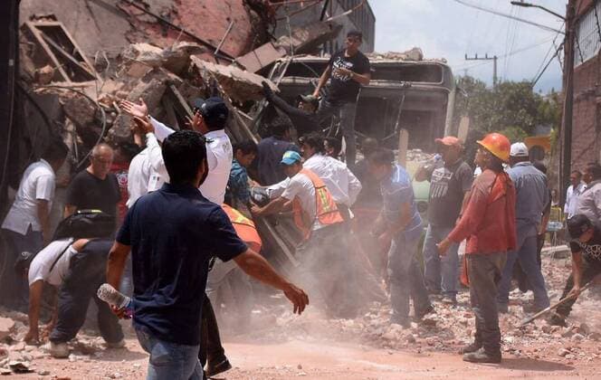 Rescue personnel looking for survivors in a collapsed building after a magnitude 7.1 earthquake on the Richter scale in Cuernavaca, Morelos, Mexico, 19 September 2017. At least 119 people lost their lives in the states of Morelos, Puebla and Mexico by the earthquake of magnitude 7.1 on the Richter scale. At least 119 dead after a magnitude 7.1 earthquake in Mexico !ACHTUNG: NUR REDAKTIONELLE NUTZUNG!  Copyright: xTonyxRiverax MEX70 20170920-636414730361684413