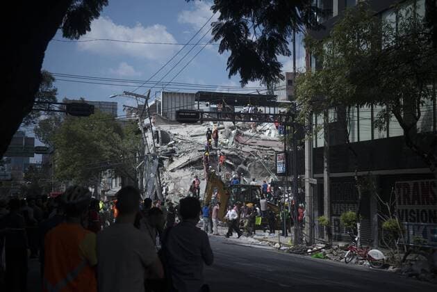 September 19, 2017 - Mexico City, Mexico City, MX - Mexico City, Mexico - People run in the streets after a powerful earthquake jolted Mexico City today. A magnitude 7.1 earthquake shook central Mexico on Tuesday, collapsing some buildings and scattering rubble on the streets on the anniversary of a strong 1985 quake. Mexico City MX - ZUMAa136 20170919_zap_a136_031 Copyright: xJoelxAlvarezx