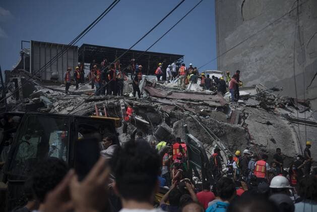 September 19, 2017 - Mexico City, Mexico City, MX - Mexico City, Mexico - People run in the streets after a powerful earthquake jolted Mexico City today. A magnitude 7.1 earthquake shook central Mexico on Tuesday, collapsing some buildings and scattering rubble on the streets on the anniversary of a strong 1985 quake. Mexico City MX - ZUMAa136 20170919_zap_a136_035 Copyright: xJoelxAlvarezx