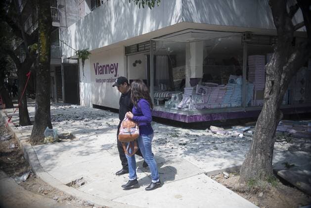 September 19, 2017 - Mexico City, Mexico City, MX - Mexico City, Mexico - People run in the streets after a powerful earthquake jolted Mexico City today. A magnitude 7.1 earthquake shook central Mexico on Tuesday, collapsing some buildings and scattering rubble on the streets on the anniversary of a strong 1985 quake. Mexico City MX - ZUMAa136 20170919_zap_a136_040 Copyright: xJoelxAlvarezx