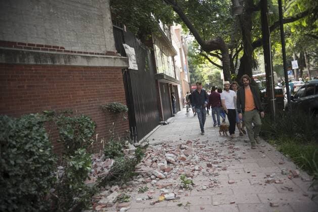 September 19, 2017 - Mexico City, Mexico City, MX - Mexico City, Mexico - People run in the streets after a powerful earthquake jolted Mexico City today. A magnitude 7.1 earthquake shook central Mexico on Tuesday, collapsing some buildings and scattering rubble on the streets on the anniversary of a strong 1985 quake. Mexico City MX - ZUMAa136 20170919_zap_a136_043 Copyright: xJoelxAlvarezx