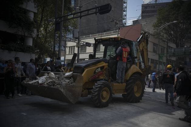 September 19, 2017 - Mexico City, Mexico City, MX - People run in the streets after a powerful earthquake jolted Mexico City today. A magnitude 7.1 earthquake shook central Mexico on Tuesday, collapsing some buildings and scattering rubble on the streets on the anniversary of a strong 1985 quake. Mexico City MX - ZUMAa136 20170919_zap_a136_053 Copyright: xJoelxAlvarezx