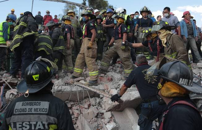 Rescuers work in the area of collapsed buildings and try to rescue people alive following a magnitude 7.1 earthquake on the Richter scale, which shook the center of the country and caused panic scenes just as the 32-year-old earthquake that caused thousands of deaths, in Mexico City, Mexico, 19 September 2017. At least 139 people lost their lives in the states of Morelos, Puebla and Mexico by the earthquake of magnitude 7.1 on the Richter scale. EFE Jorge Dan López At least 119 dead after a magnitude 7.1 earthquake in Mexico !ACHTUNG: NUR REDAKTIONELLE NUTZUNG!  Copyright: xJorgexDanxLópezx MEX61 20170920-636414745514221129