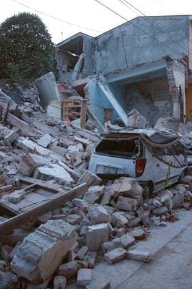 A vehicle remains under the rubble of collapsed buildings in the town of Jojutla de Juarez, Morelos state, Mexico, on 19 September 2017, following a magnitude 7.1 earthquake on the Richter scale, which shook the center of the country and caused panic scenes just as the 32-year-old earthquake that caused thousands of deaths. At least 139 people lost their lives in the states of Morelos, Puebla and Mexico by the earthquake of magnitude 7.1 on the Richter scale. EFE Tony Rivera At least 139 dead after a magnitude 7.1 earthquake in Mexico !ACHTUNG: NUR REDAKTIONELLE NUTZUNG!  Copyright: xTonyxRiverax MEX61 20170920-636414763374967807