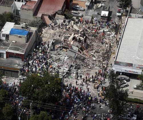 Aerial view shows hundreds of people, including affected and rescuers, during rescue work amidst collapsed buildings following a magnitude 7.1 earthquake on the Richter scale, which shook the center of the country and caused panic scenes just as the 32-year-old earthquake that caused thousands of deaths, in Mexico City, Mexico, 19 September 2017. At least 149 people lost their lives in the states of Morelos, Puebla and Mexico by the earthquake of magnitude 7.1 on the Richter scale. EFE STR At least 149 dead after a magnitude 7.1 earthquake in Mexico !ACHTUNG: NUR REDAKTIONELLE NUTZUNG!  Copyright: xSTRx MEX61 20170920-636414792854314512