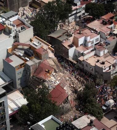 Aerial view shows hundreds of people, including affected and rescuers, during rescue work amidst collapsed buildings following a magnitude 7.1 earthquake on the Richter scale, which shook the center of the country and caused panic scenes just as the 32-year-old earthquake that caused thousands of deaths, in Mexico City, Mexico, 19 September 2017. At least 149 people lost their lives in the states of Morelos, Puebla and Mexico by the earthquake of magnitude 7.1 on the Richter scale. EFE STR At least 149 dead after a magnitude 7.1 earthquake in Mexico !ACHTUNG: NUR REDAKTIONELLE NUTZUNG!  Copyright: xSTRx MEX61 20170920-636414792877090512