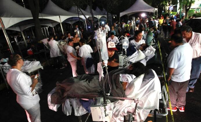 Doctors and nurses work to assist those affected by the earthquake on the outskirts of a hospital following a magnitude 7.1 earthquake on the Richter scale, which shook the center of the country and caused panic scenes just as the 32-year-old earthquake that caused thousands of deaths, in Mexico City, Mexico, 19 September 2017. At least 149 people lost their lives in the states of Morelos, Puebla and Mexico by the earthquake of magnitude 7.1 on the Richter scale. EFE Mario Guzman BEST QUALITY AVAILABLE At least 149 dead after a magnitude 7.1 earthquake in Mexico !ACHTUNG: NUR REDAKTIONELLE NUTZUNG!  Copyright: xMarioxGuzmanx MEX61 20170920-636414793504834512
