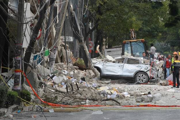 View of damage to buildings and a vehicle following a magnitude 7.1 earthquake on the Richter scale, which shook the center of the country and caused panic scenes just as the 32-year-old earthquake that caused thousands of deaths, in Mexico City, Mexico, 19 September 2017. At least 149 people lost their lives in the states of Morelos, Puebla and Mexico by the earthquake of magnitude 7.1 on the Richter scale. EFE Mario Guzman At least 149 dead after a magnitude 7.1 earthquake in Mexico !ACHTUNG: NUR REDAKTIONELLE NUTZUNG!  Copyright: xMarioxGuzmanx MEX61 20170920-636414795410374512