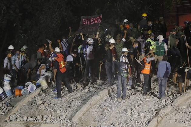 Hundreds of Mexicans try to rescue living people from collapsed buildings following a magnitude 7.1 earthquake on the Richter scale, which shook the center of the country and caused panic scenes just as the 32-year-old earthquake that caused thousands of deaths, in Mexico City, Mexico, 19 September 2017. At least 149 people lost their lives in the states of Morelos, Puebla and Mexico by the earthquake of magnitude 7.1 on the Richter scale. EFE Jose Mendez At least 149 dead after a magnitude 7.1 earthquake in Mexico !ACHTUNG: NUR REDAKTIONELLE NUTZUNG!  Copyright: xJosexMendezx MEX61 20170920-636414795424570512