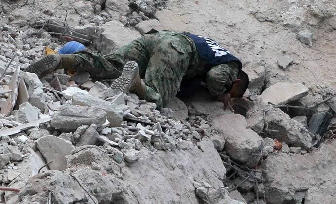 Members of the Navy of Mexico carry out rescue work following a magnitude 7.1 earthquake on the Richter scale, which shook the center of the country and caused panic scenes just as the 32-year-old earthquake that caused thousands of deaths, in Mexico City, Mexico, 19 September 2017. At least 149 people lost their lives in the states of Morelos, Puebla and Mexico by the earthquake of magnitude 7.1 on the Richter scale. EFE Mario Guzman At least 149 dead after a magnitude 7.1 earthquake in Mexico !ACHTUNG: NUR REDAKTIONELLE NUTZUNG!  Copyright: xMarioxGuzmanx MEX61 20170920-636414797909806512