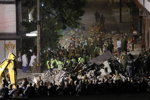 Hundreds of Mexicans try to rescue living people from collapsed buildings following a magnitude 7.1 earthquake on the Richter scale, which shook the center of the country and caused panic scenes just as the 32-year-old earthquake that caused thousands of deaths, in Mexico City, Mexico, 19 September 2017. At least 149 people lost their lives in the states of Morelos, Puebla and Mexico by the earthquake of magnitude 7.1 on the Richter scale. EFE Jose Mendez At least 149 dead after a magnitude 7.1 earthquake in Mexico !ACHTUNG: NUR REDAKTIONELLE NUTZUNG!  Copyright: xJosexMendezx MEX61 20170920-636414798518050512