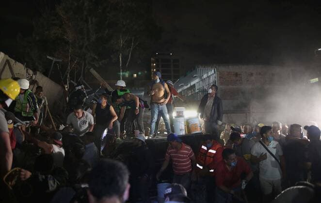 Hundreds of Mexicans try to rescue living people from collapsed buildings following a magnitude 7.1 earthquake on the Richter scale, which shook the center of the country and caused panic scenes just as the 32-year-old earthquake that caused thousands of deaths, in Mexico City, Mexico, 19 September 2017. At least 149 people lost their lives in the states of Morelos, Puebla and Mexico by the earthquake of magnitude 7.1 on the Richter scale. EFE Jorge Dan Lopez At least 149 dead after a magnitude 7.1 earthquake in Mexico !ACHTUNG: NUR REDAKTIONELLE NUTZUNG!  Copyright: xJorgexDanxLopezx MEX61 20170920-636414799782714512