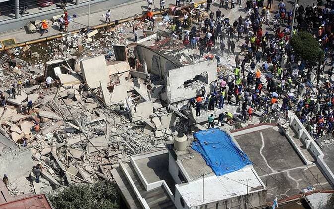 Rescue team members work following a magnitude 7.1 earthquake on the Richter scale, which shook the center of the country and caused panic scenes just as the 32-year-old earthquake that caused thousands of deaths, in Mexico City, Mexico, 19 September 2017. At least 149 people lost their lives in the states of Morelos, Puebla and Mexico by the earthquake of magnitude 7.1 on the Richter scale. EFE STR At least 149 dead after a magnitude 7.1 earthquake in Mexico !ACHTUNG: NUR REDAKTIONELLE NUTZUNG!  Copyright: xSTRx MEX62 20170920-636414808936461143