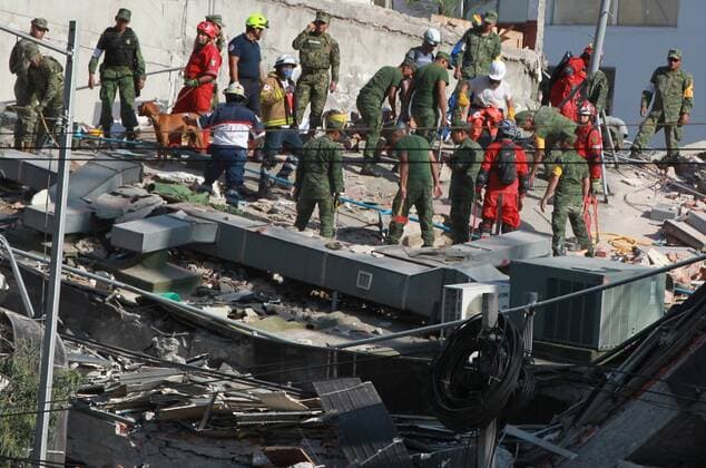 Rescue team members work following a magnitude 7.1 earthquake on the Richter scale, which shook the center of the country and caused panic scenes just as the 32-year-old earthquake that caused thousands of deaths, in Mexico City, Mexico, 19 September 2017. At least 149 people lost their lives in the states of Morelos, Puebla and Mexico by the earthquake of magnitude 7.1 on the Richter scale. EFE Mario Guzmán At least 149 dead after a magnitude 7.1 earthquake in Mexico !ACHTUNG: NUR REDAKTIONELLE NUTZUNG!  Copyright: xMarioxGuzmánx MEX64 20170920-636414808939425143