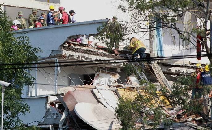 Rescue team members work following a magnitude 7.1 earthquake on the Richter scale, which shook the center of the country and caused panic scenes just as the 32-year-old earthquake that caused thousands of deaths, in Mexico City, Mexico, 19 September 2017. At least 149 people lost their lives in the states of Morelos, Puebla and Mexico by the earthquake of magnitude 7.1 on the Richter scale. EFE STR At least 149 dead after a magnitude 7.1 earthquake in Mexico !ACHTUNG: NUR REDAKTIONELLE NUTZUNG!  Copyright: xSTRx MEX66 20170920-636414809550945143