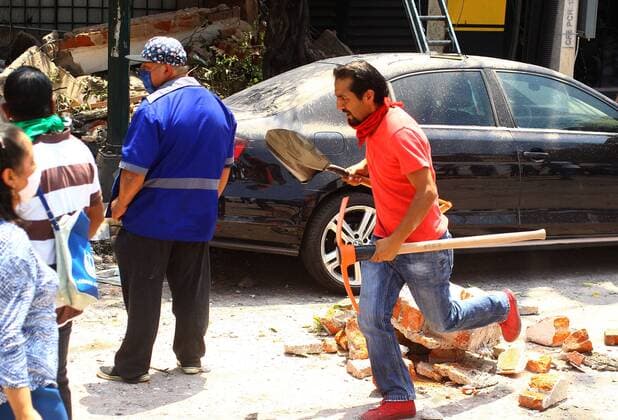 Schweres Erdbeben erschüttert Mexiko (170919) -- MEXICO CITY, Sept. 19, 2017 -- A man carrying tools runs to debris after an earthquake in Mexico City, capital of Mexico, on Sept. 19, 2017. At least 47 people were killed in a powerful 7.1-magnitude earthquake that hit central Mexico on Tuesday. Str) (da) (ce) MEXICO-MEXICO CITY-EARTHQUAKE e Str 