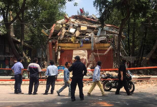 Schweres Erdbeben erschüttert Mexiko (170919) -- MEXICO CITY, Sept. 19, 2017 -- Photo taken on Sept. 19, 2017 shows debris of a house damaged in an earthquake in Mexico City, capital of Mexico. At least 47 people were killed in a powerful 7.1-magnitude earthquake that hit central Mexico on Tuesday. ) (ce) MEXICO-MEXICO CITY-EARTHQUAKE NiktehaxCabrera 