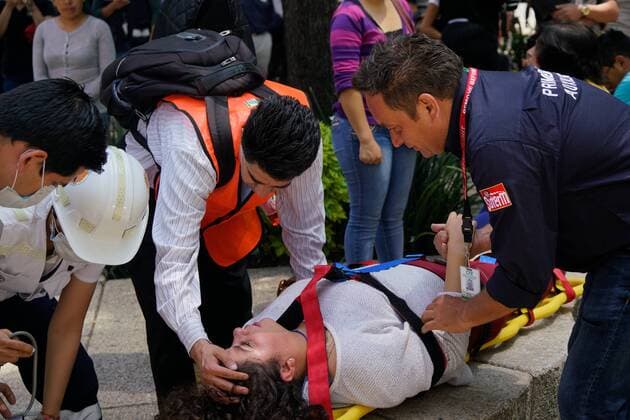 Schweres Erdbeben erschüttert Mexiko (170919) -- MEXICO CITY, Sept. 19, 2017 -- People help a woman after an earthquake in Mexico City, in Mexico City, capital of Mexico, on Sept. 19, 2017. At least 47 people were killed in a powerful 7.1-magnitude earthquake that hit central Mexico on Tuesday. ) (ce) MEXICO-MEXICO CITY-EARTHQUAKE FranciscoxCanedo 