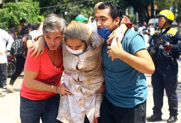 Schweres Erdbeben erschüttert Mexiko (170919) -- MEXICO CITY, Sept. 19, 2017 -- People help a woman after an earthquake in Mexico City, capital of Mexico, on Sept. 19, 2017. At least 47 people were killed in a powerful 7.1-magnitude earthquake that hit central Mexico on Tuesday. Str) (da) (ce) MEXICO-MEXICO CITY-EARTHQUAKE e Str 