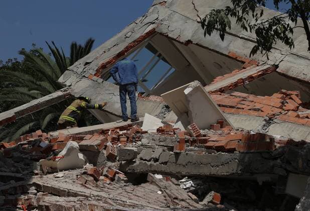 Schweres Erdbeben erschüttert Mexiko (170919) -- MEXICO CITY, Sept. 19, 2017 -- People inspect a collapsed building after an earthquake in Mexico City, capital of Mexico, on Sept. 19, 2017. At least 47 people were killed in a powerful 7.1-magnitude earthquake that hit central Mexico on Tuesday. ) (da) (ce) MEXICO-MEXICO CITY-EARTHQUAKE FernandoxRamirez 