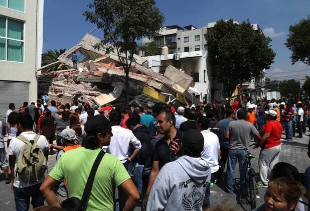 Schweres Erdbeben erschüttert Mexiko (170919) -- MEXICO CITY, Sept. 19, 2017 -- People gather in front of a collapsed building after an earthquake in Mexico City, capital of Mexico, on Sept. 19, 2017. At least 47 people were killed in a powerful 7.1-magnitude earthquake that hit central Mexico on Tuesday. ) (da) (ce) MEXICO-MEXICO CITY-EARTHQUAKE FernandoxRamirez 
