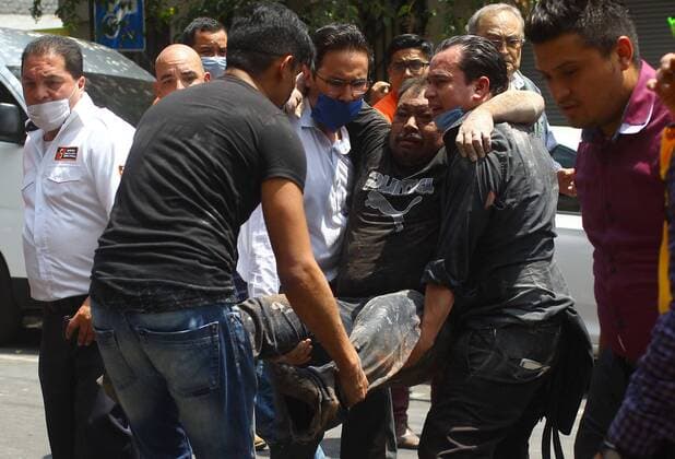 Schweres Erdbeben erschüttert Mexiko (170919) -- MEXICO CITY, Sept. 19, 2017 -- People help an injured man after an earthquake in Mexico City, capital of Mexico, on Sept. 19, 2017. At least 47 people were killed in a powerful 7.1-magnitude earthquake that hit central Mexico on Tuesday. Str) (da) (ce) MEXICO-MEXICO CITY-EARTHQUAKE e Str 