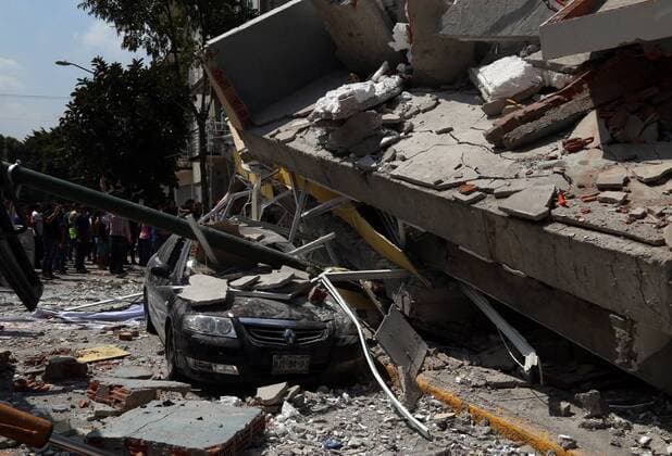 Schweres Erdbeben erschüttert Mexiko (170919) -- MEXICO CITY, Sept. 19, 2017 -- Photo taken on Sept. 19, 2017 shows a vehicle crushed by debris from a collapsed building after an earthquake in Mexico City, capital of Mexico. At least 47 people were killed in a powerful 7.1-magnitude earthquake that hit central Mexico on Tuesday.) (da) (ce) MEXICO-MEXICO CITY-EARTHQUAKE FernandoxRamirez 