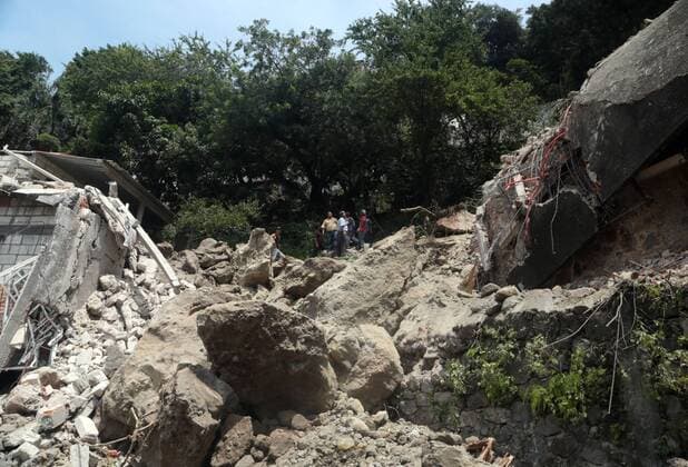 Schweres Erdbeben erschüttert Mexiko (170919) -- MORELOS, Sept. 19, 2017 -- People stand near a collapsed structure after an earthquake in Cuernavaca city, Morelos state, Mexico, on Sept. 19, 2017. At least 47 people were killed in a powerful 7.1-magnitude earthquake that hit central Mexico on Tuesday. ) (da) (ce) MEXICO-MORELOS-EARTHQUAKE MargaritoxPerez 