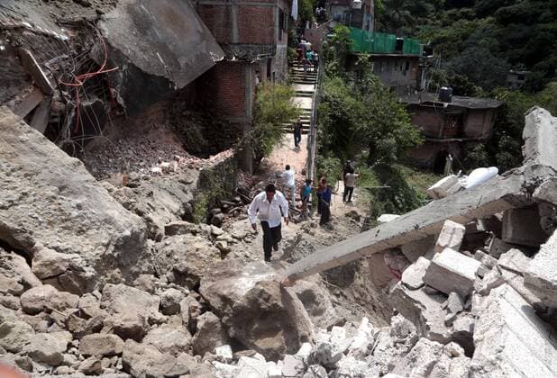 Schweres Erdbeben erschüttert Mexiko (170919) -- MORELOS, Sept. 19, 2017 -- A man walks over the debris of a collapsed structure after an earthquake in Cuernavaca city, Morelos state, Mexico, on Sept. 19, 2017. At least 47 people were killed in a powerful 7.1-magnitude earthquake that hit central Mexico on Tuesday. ) (da) (ce) MEXICO-MORELOS-EARTHQUAKE MargaritoxPerez 