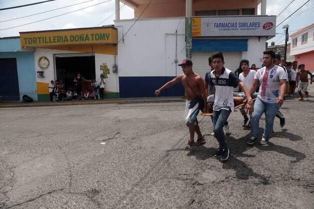 Schweres Erdbeben erschüttert Mexiko (170919) -- MORELOS, Sept. 19, 2017 -- People carry an injured person after an earthquake in Cuernavaca city, Morelos state, Mexico, on Sept. 19, 2017. At least 47 people were killed in a powerful 7.1-magnitude earthquake that hit central Mexico on Tuesday. ) (da) (ce) MEXICO-MORELOS-EARTHQUAKE MargaritoxPerez 